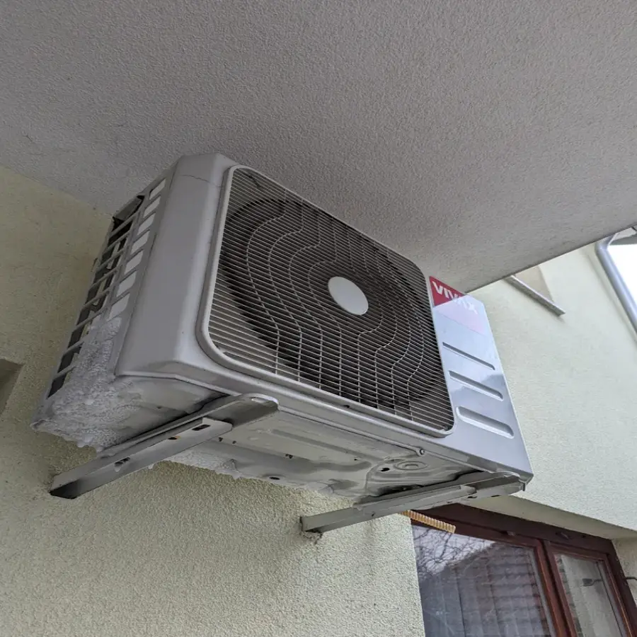 Miért írja ki a beltéri egység DF (Defrost) üzenetet?